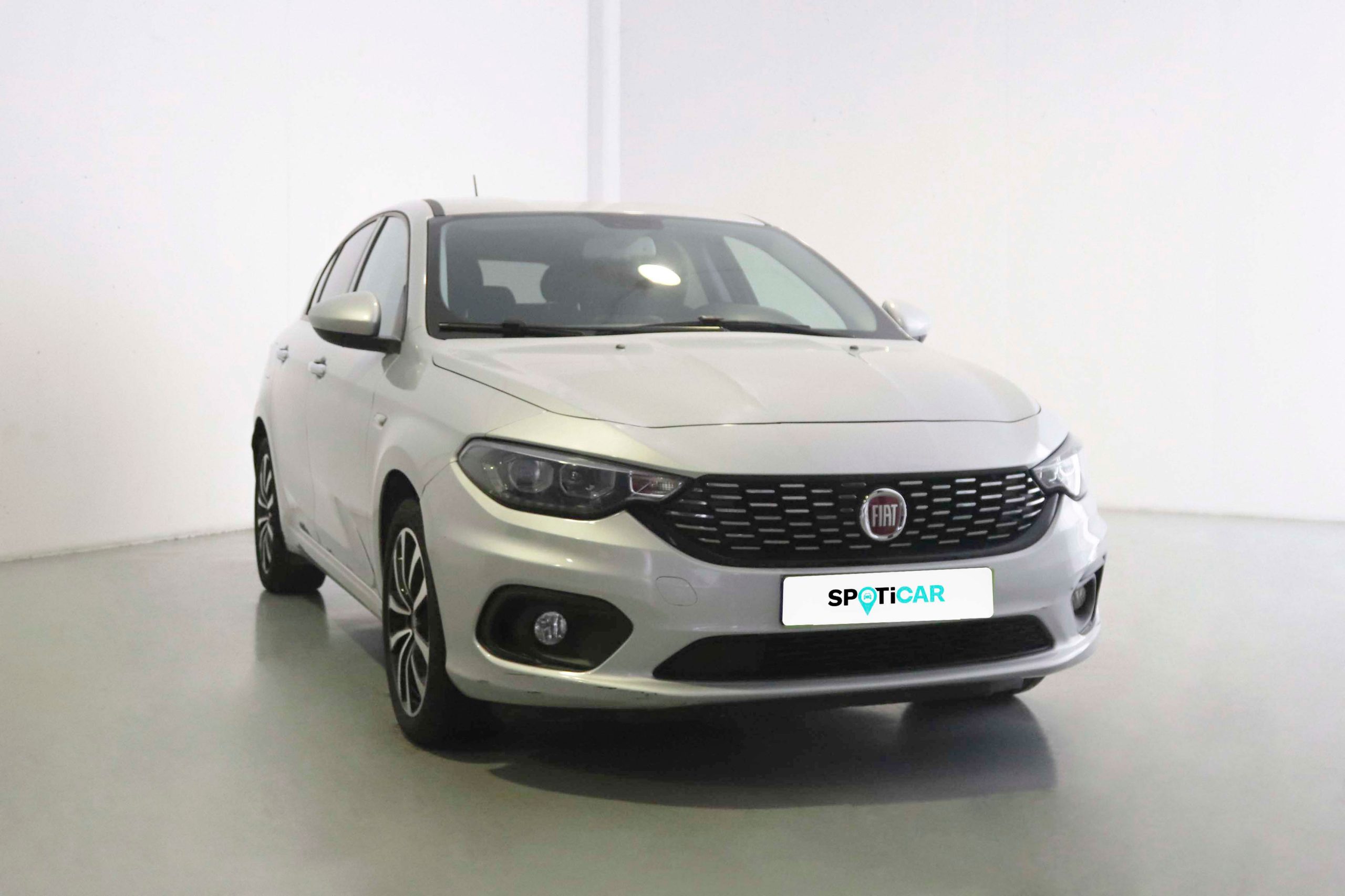 O Fiat Tipo 5P Lo Tech é o carro ideal para lhe simplificar a vida. Encontre-o na Z Auto - Grupo Lizauto, em Leiria .